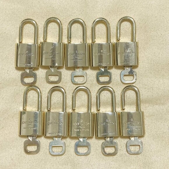 LOUIS VUITTON LV 10 SET PADLOCK KEY CHARM CADENA GOLD-PLATED FRANCE - Picture 4 of 4